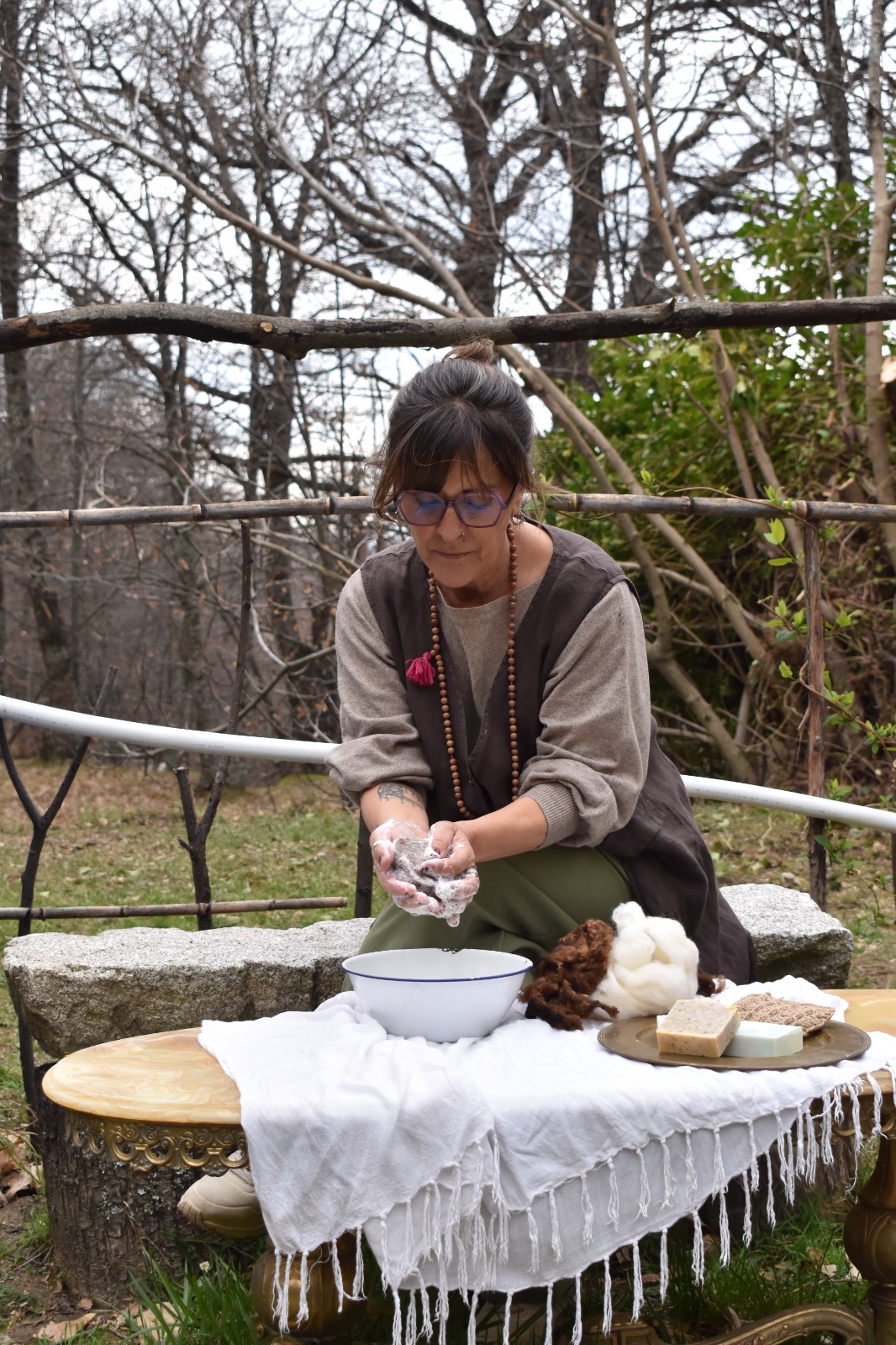 Ana afieltrando jabón artesanal con lana merina natural en Casillas (Ávila)