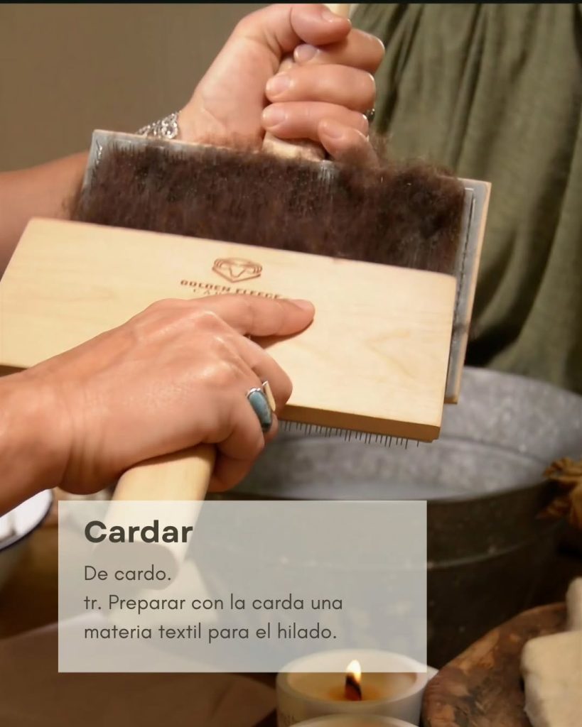 Cardado manual de lana merina para conseguir textura uniforme