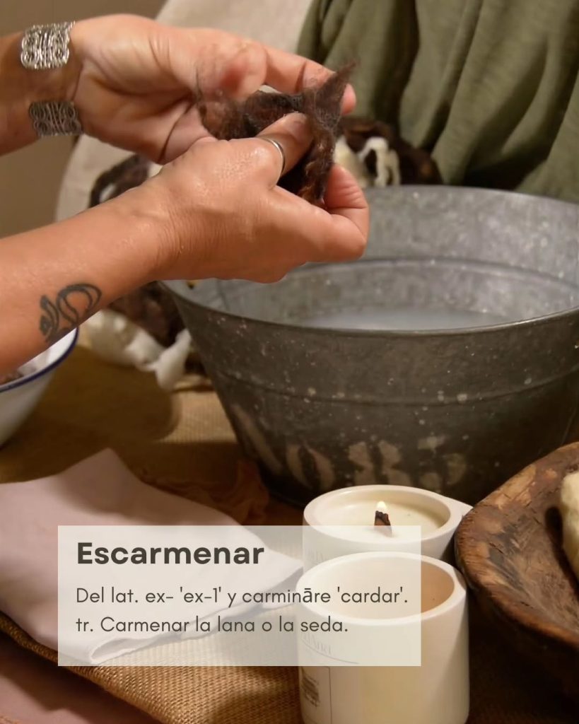 Escarmenando lana merina natural a mano antes del afieltrado