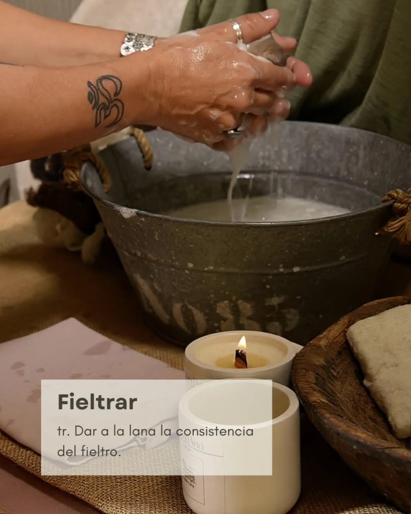 Proceso de afieltrado en húmedo con agua para compactar la lana merina